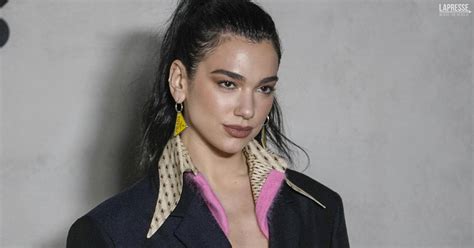 Il cambio look di Dua Lipa è estremo: le foto in topless da due